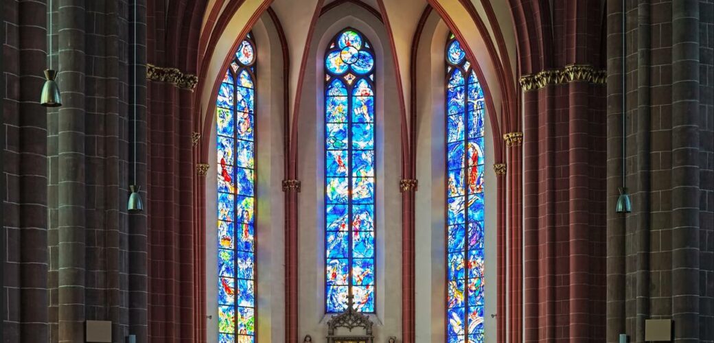 Chagall Fenster: Mainz berühmt durch seine blauen Fenster (Foto: Adobe Stock-Mikhail Markovskiy)